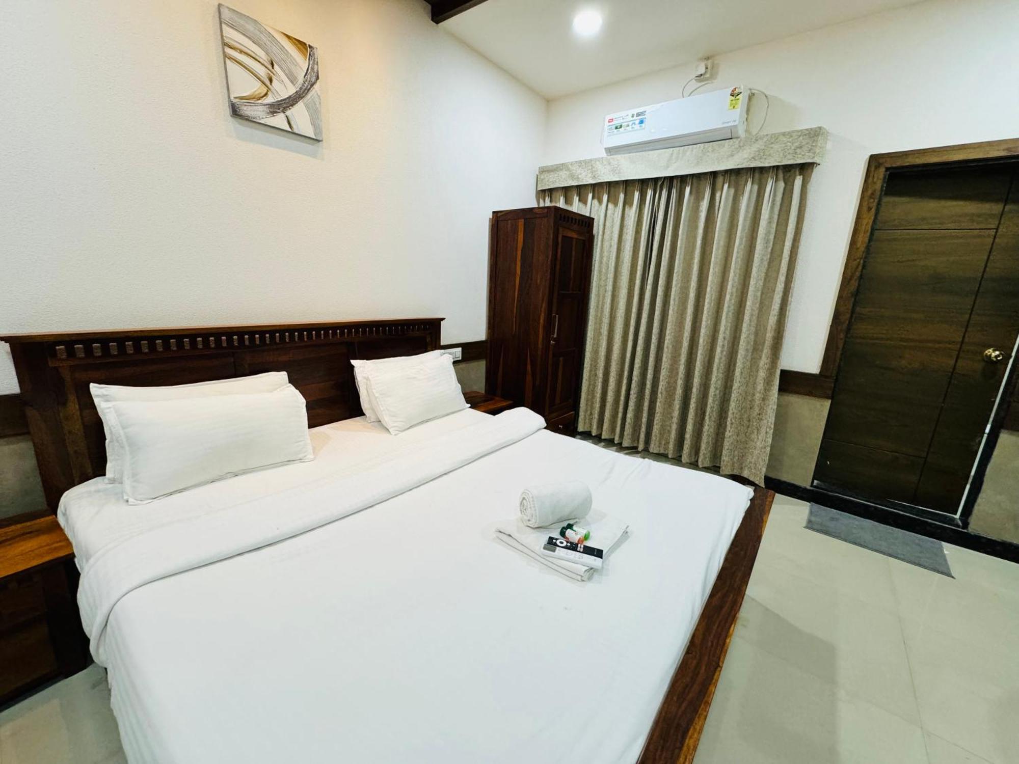 Hotel Tirth By Sonu'S Ujjain Exteriör bild
