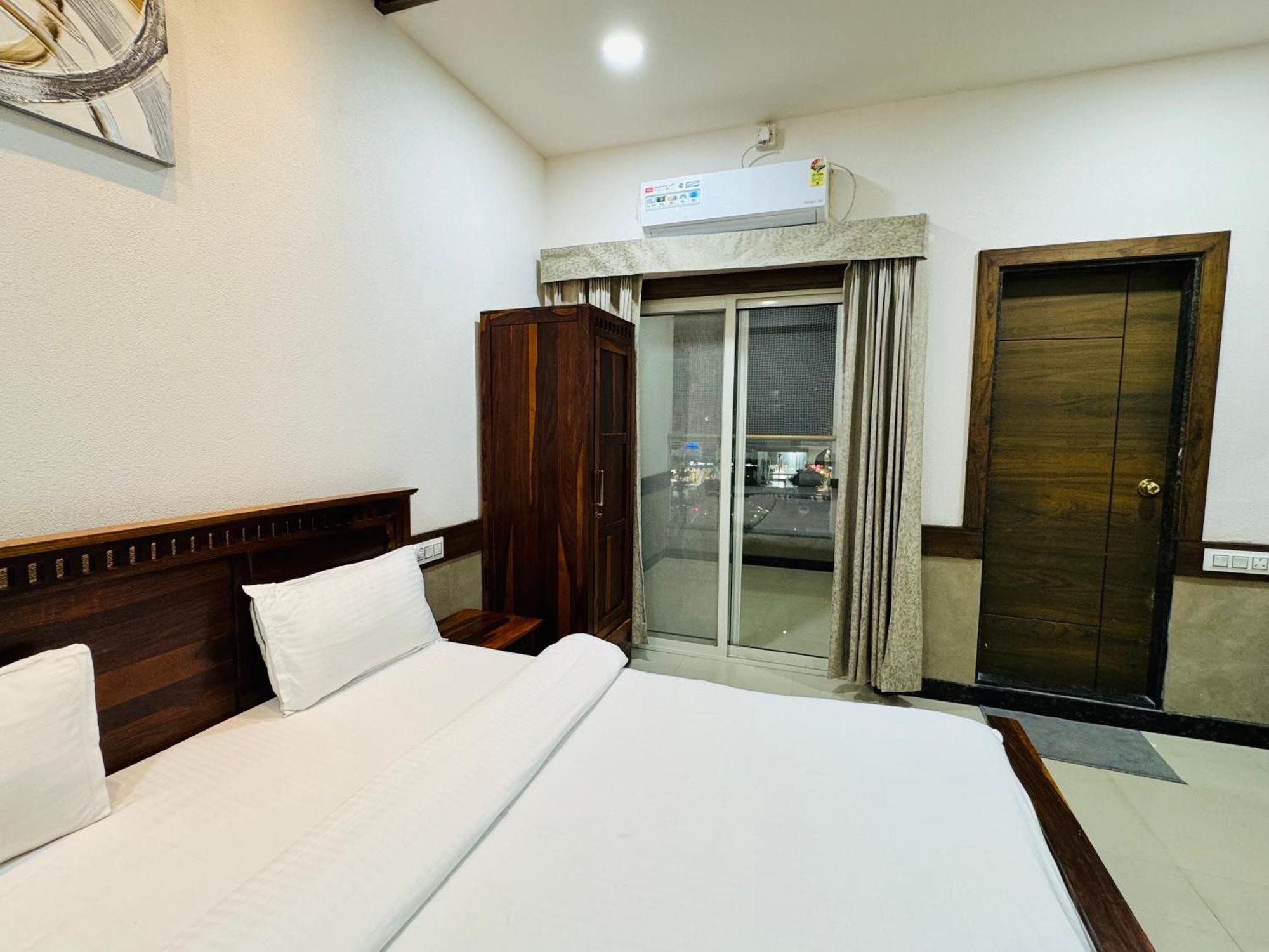Hotel Tirth By Sonu'S Ujjain Exteriör bild