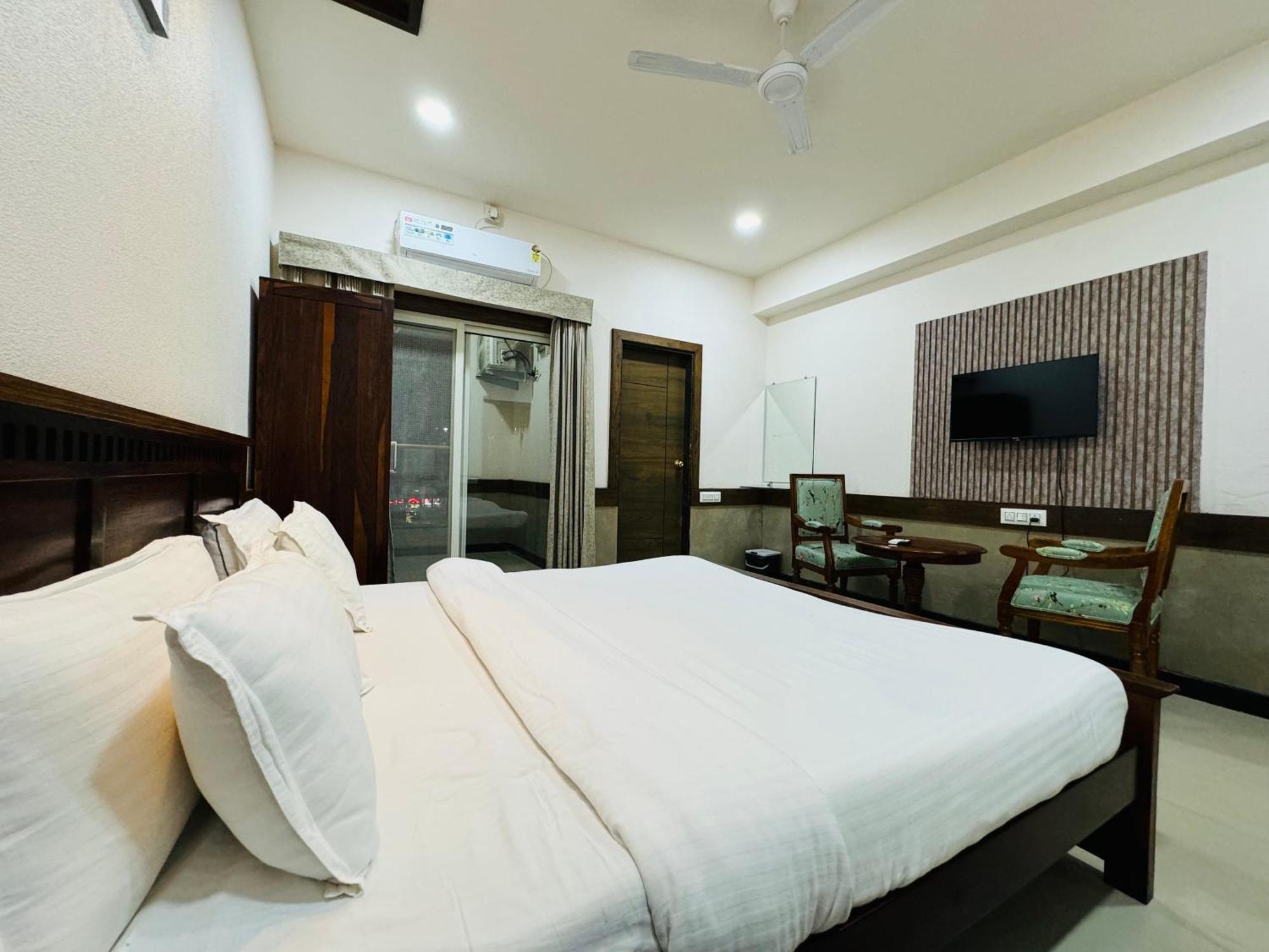 Hotel Tirth By Sonu'S Ujjain Exteriör bild