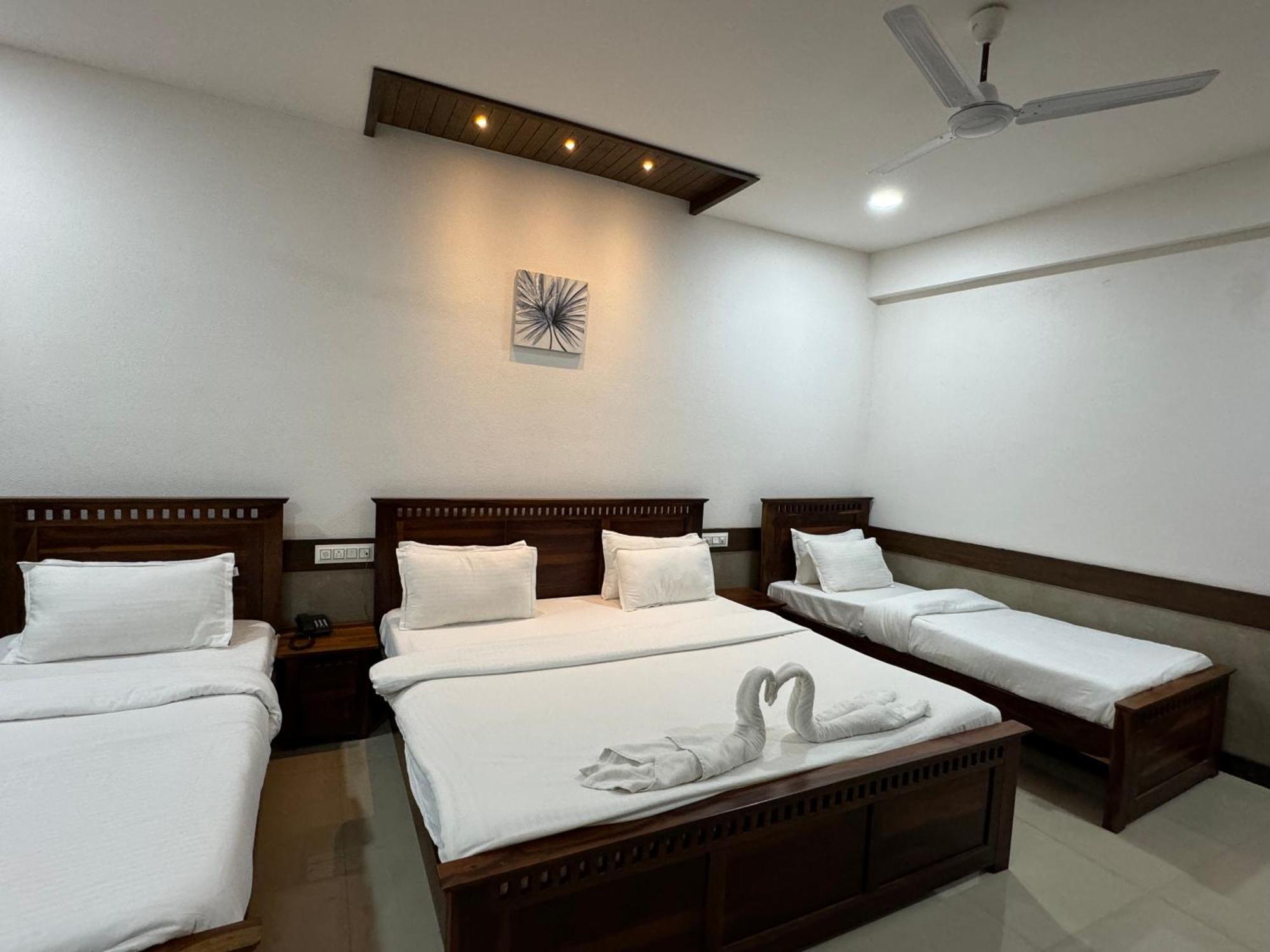 Hotel Tirth By Sonu'S Ujjain Exteriör bild