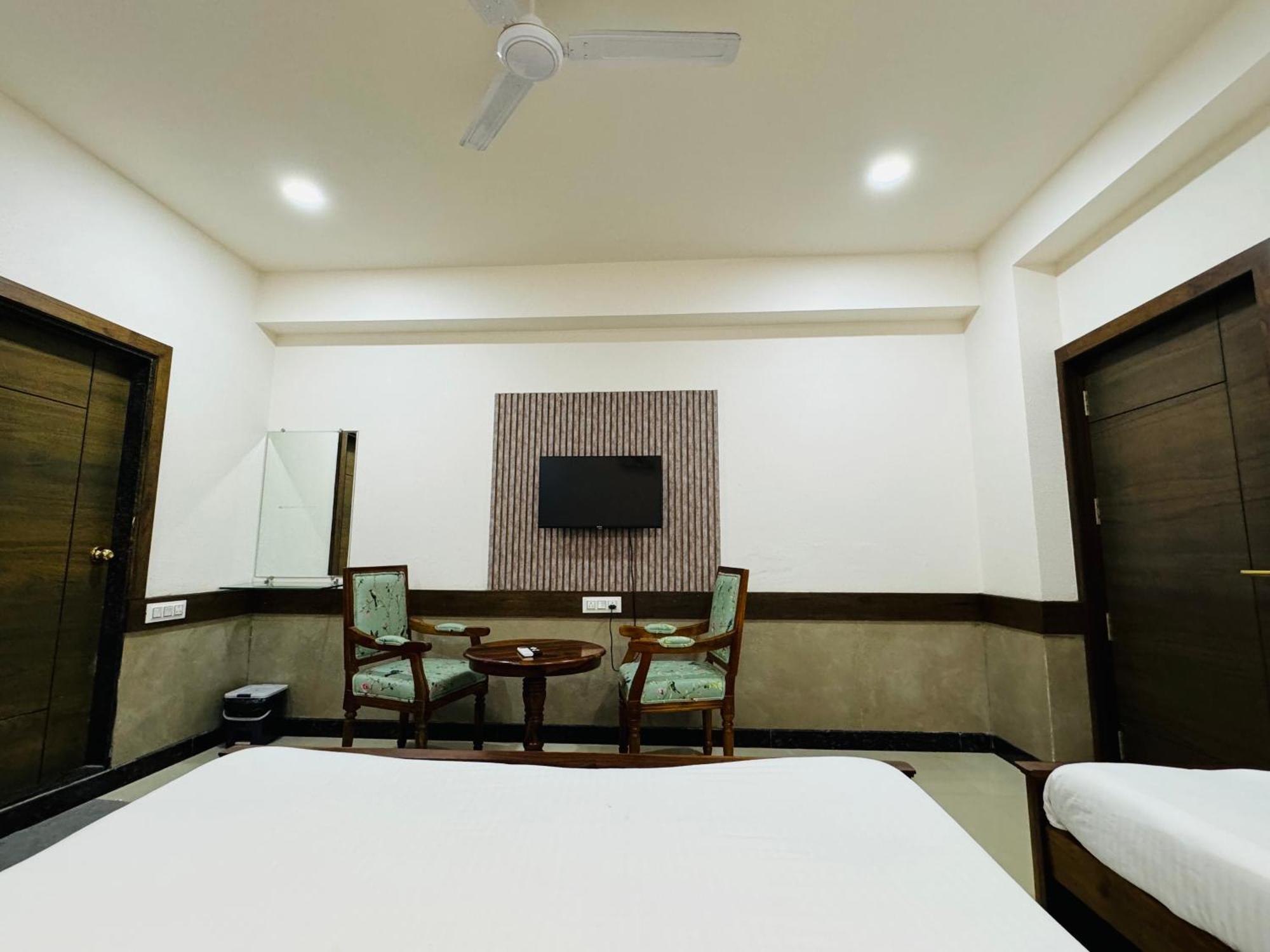 Hotel Tirth By Sonu'S Ujjain Rum bild