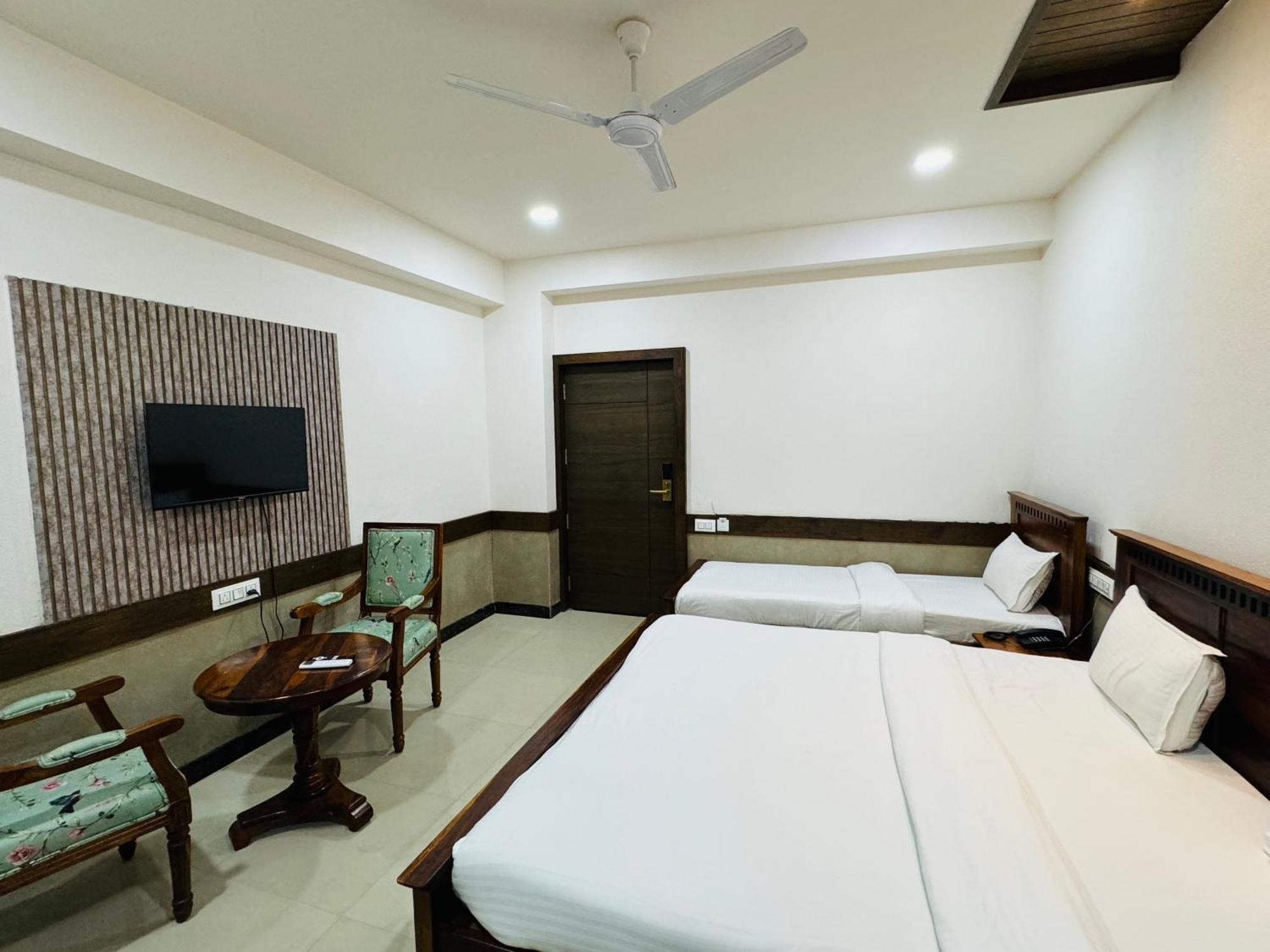 Hotel Tirth By Sonu'S Ujjain Rum bild